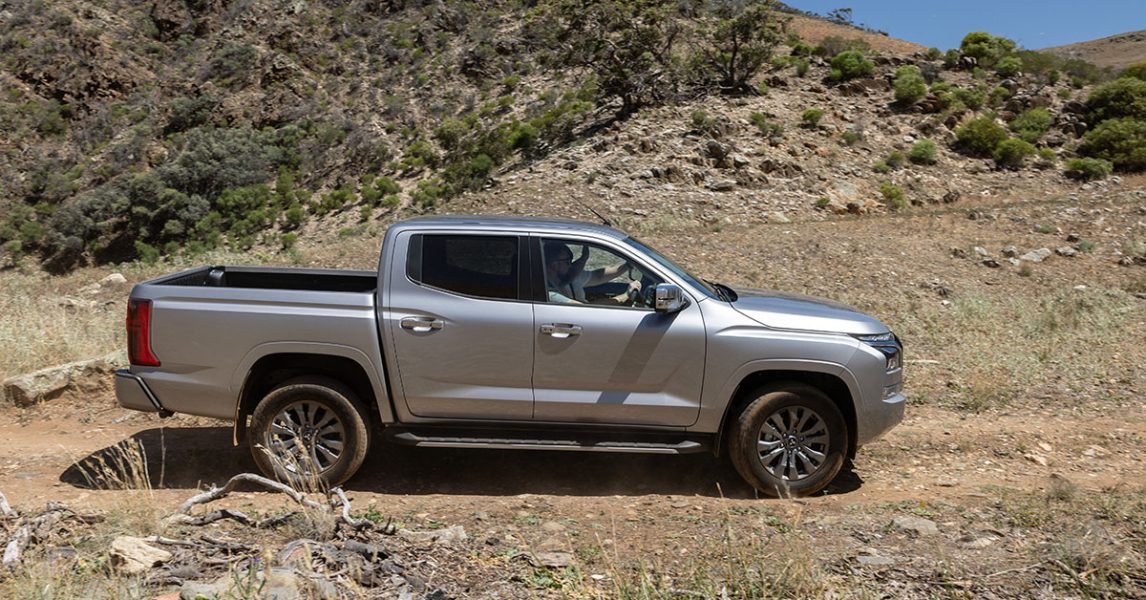 Mitsubishi Triton GLSB lade Silver side